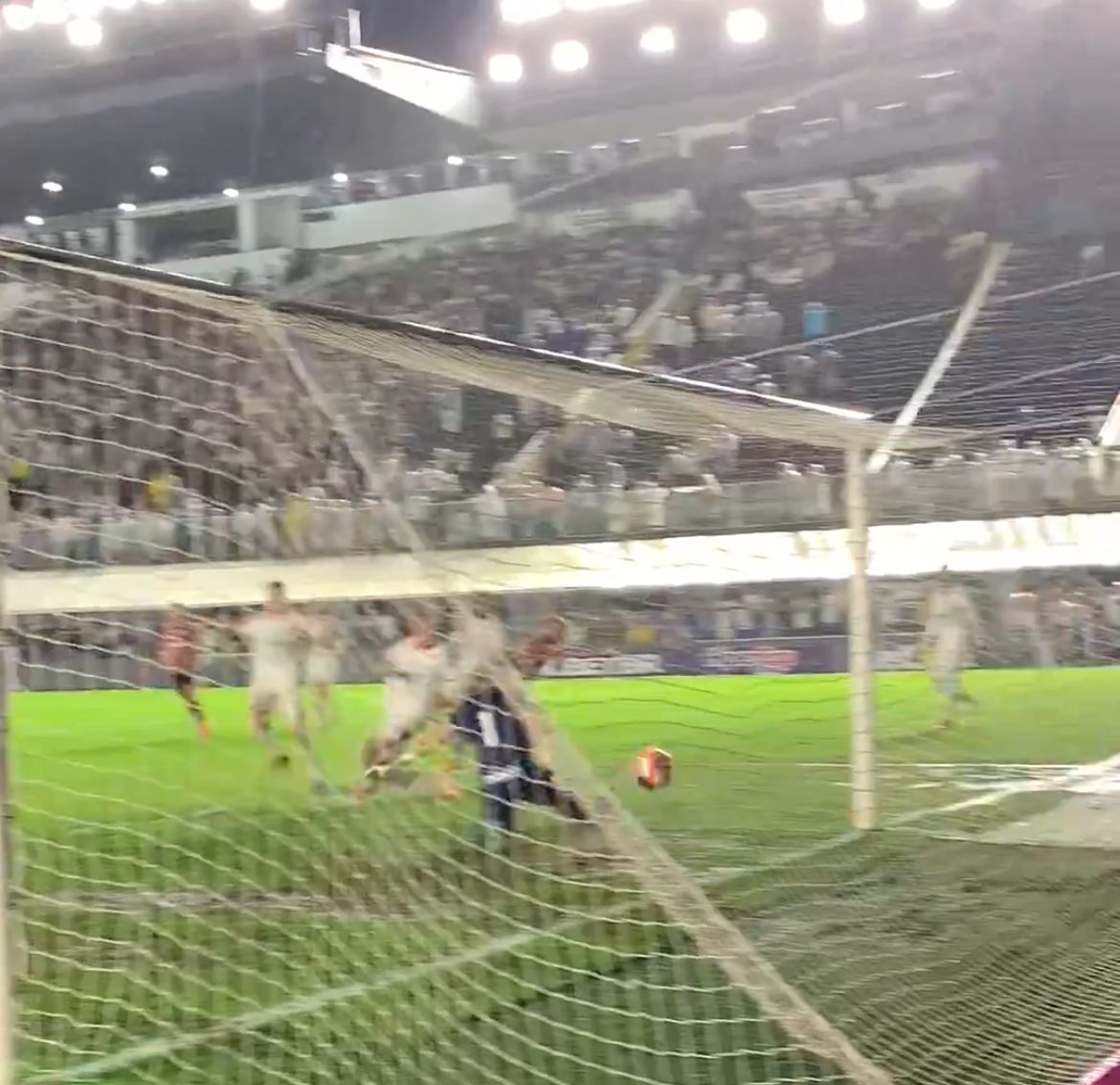 Santos vence São Paulo de virada em clássico na Vila Belmiro