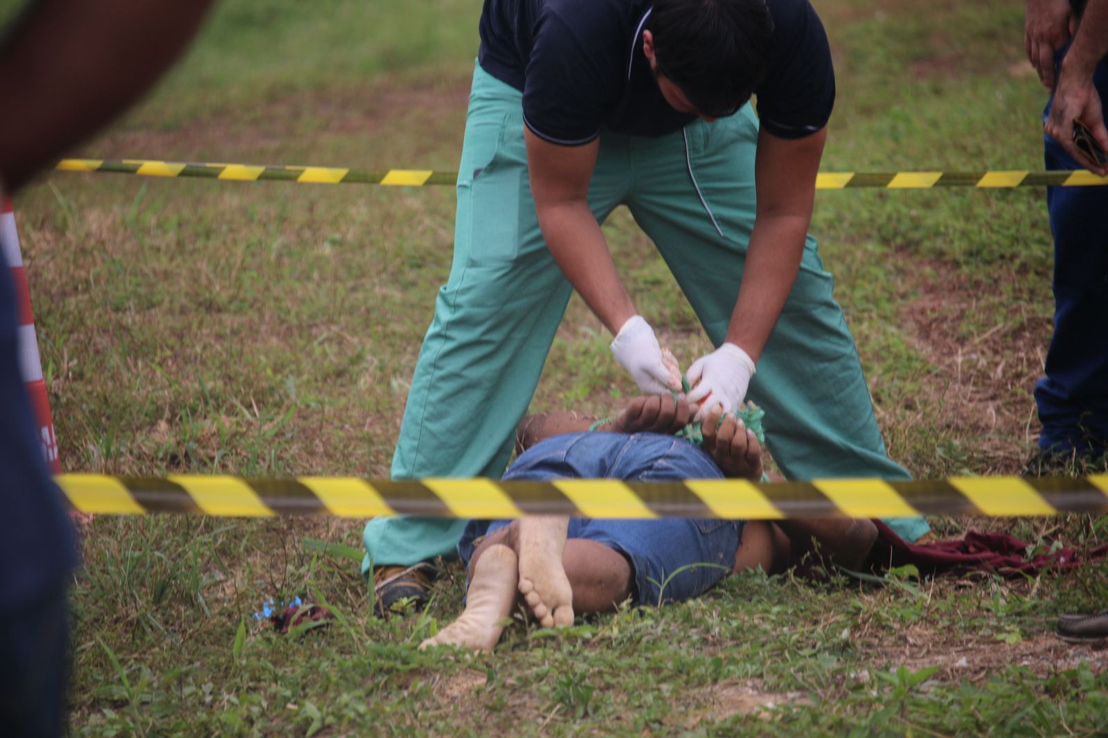 Homem encontrado morto no Distrito tinha marcas de tiros no rosto