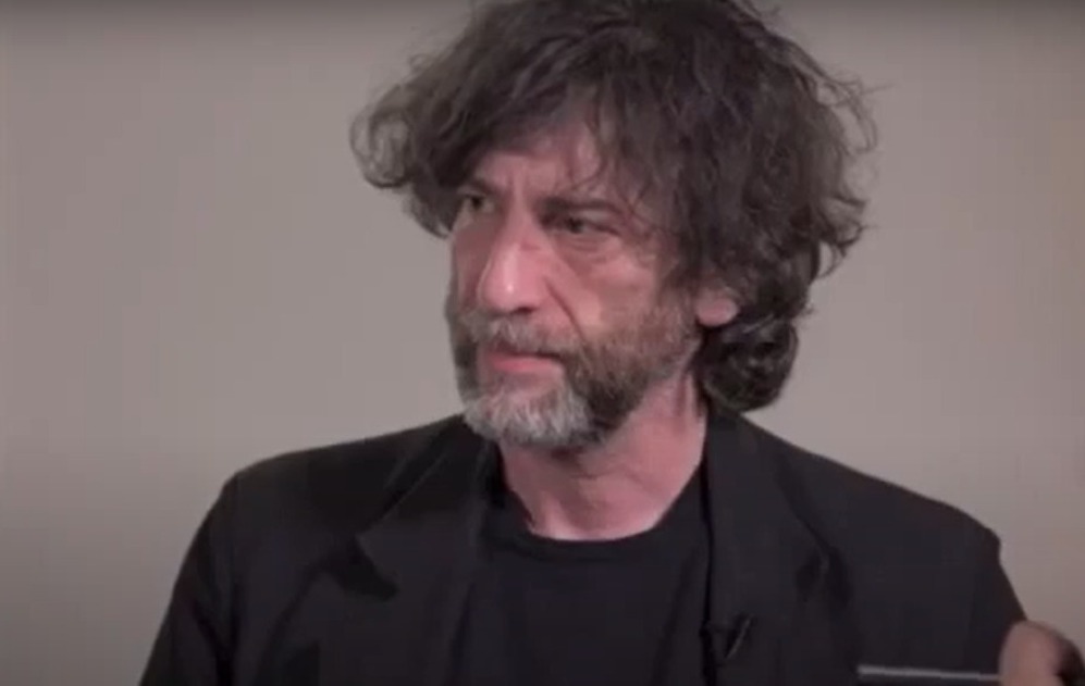 Ex-babá processa Neil Gaiman por abuso sexual, estupro e tráfico humano