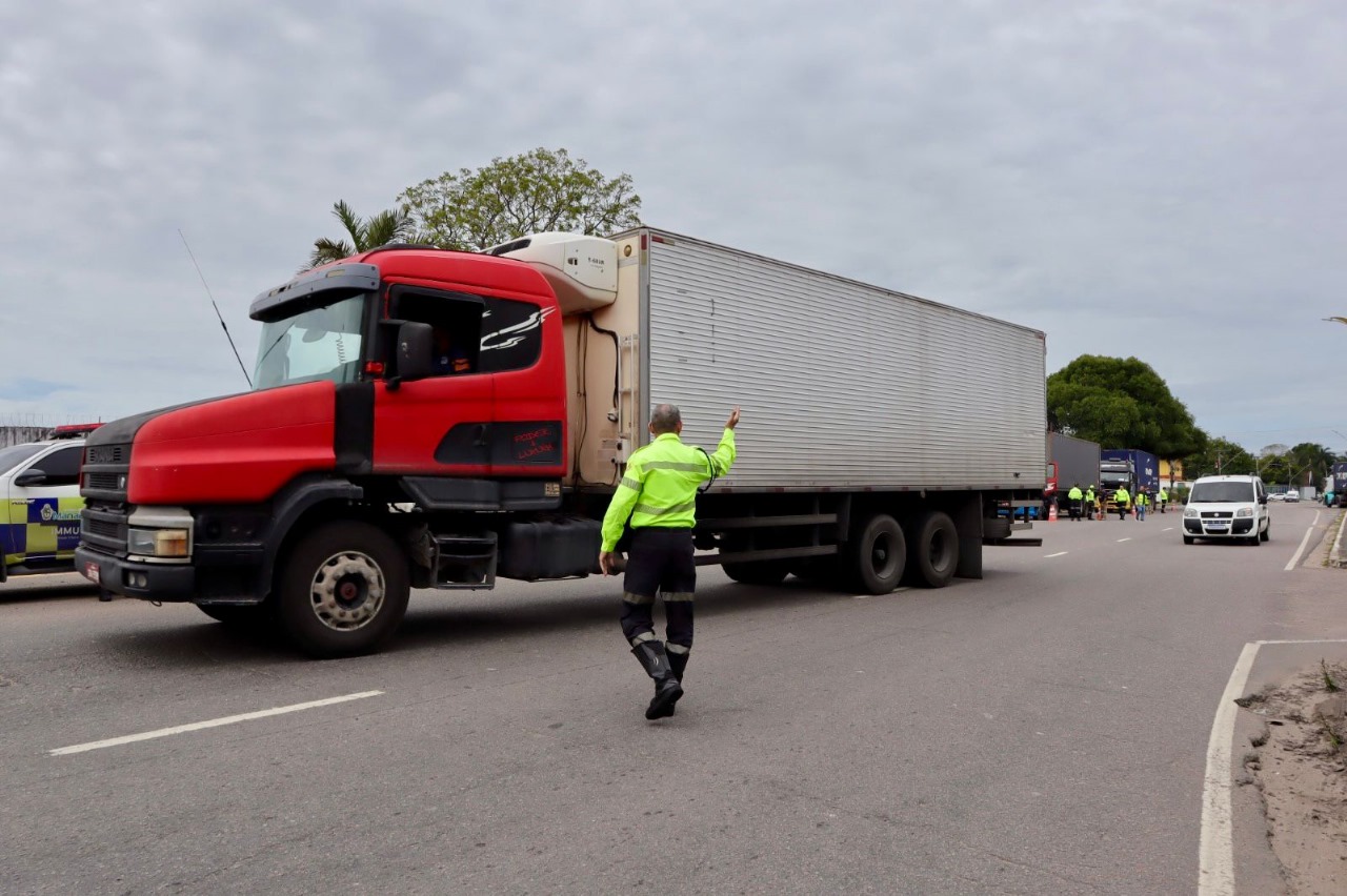 Em operação, 14 caminhões irregulares são retirados das ruas de Manaus 