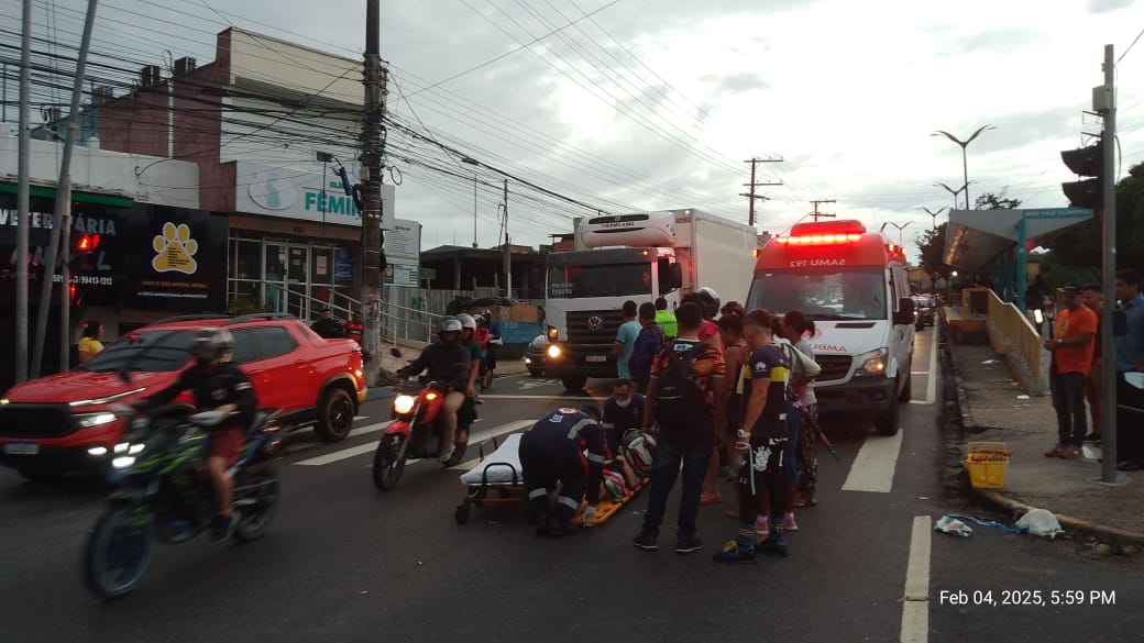 Adolescente é atropelado em faixa de pedestres na Avenida Cosme Ferreira