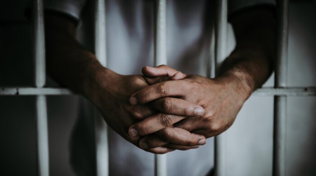  Suspeito mata homem por ciúmes da ex-namorada, foge de bicicleta e acaba preso