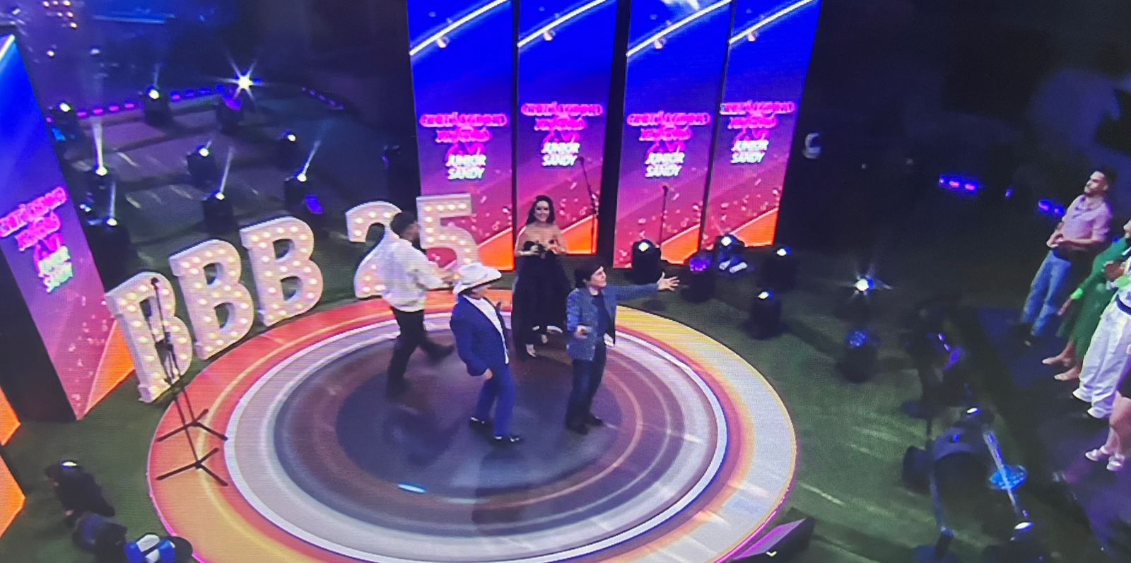 Sandy e Junior e Chitãozinho e Xororó revivem clássicos no BBB 25