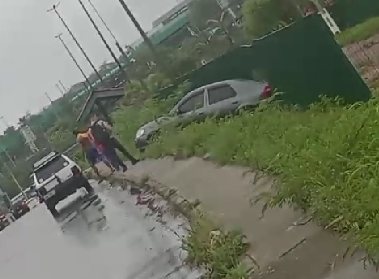 Carro cai em barranco durante forte chuva no Distrito