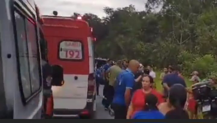 Irmãos venezuelanos são atropelados na AM-010 após descerem de ônibus