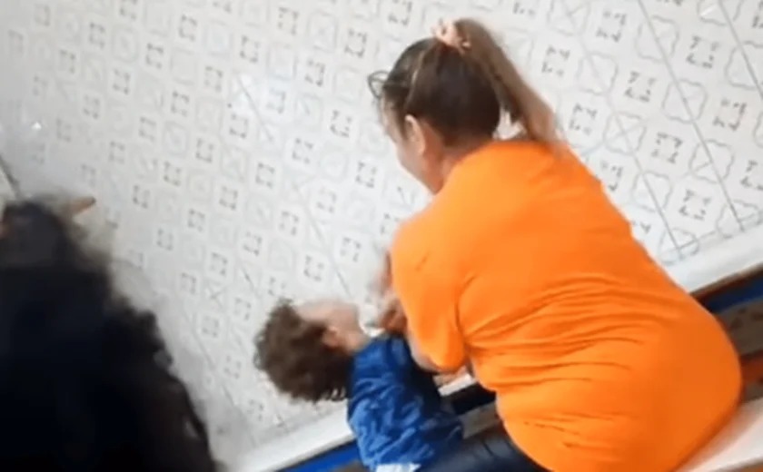 Diretora é flagrada agredindo aluno e escola tem alvará cassado