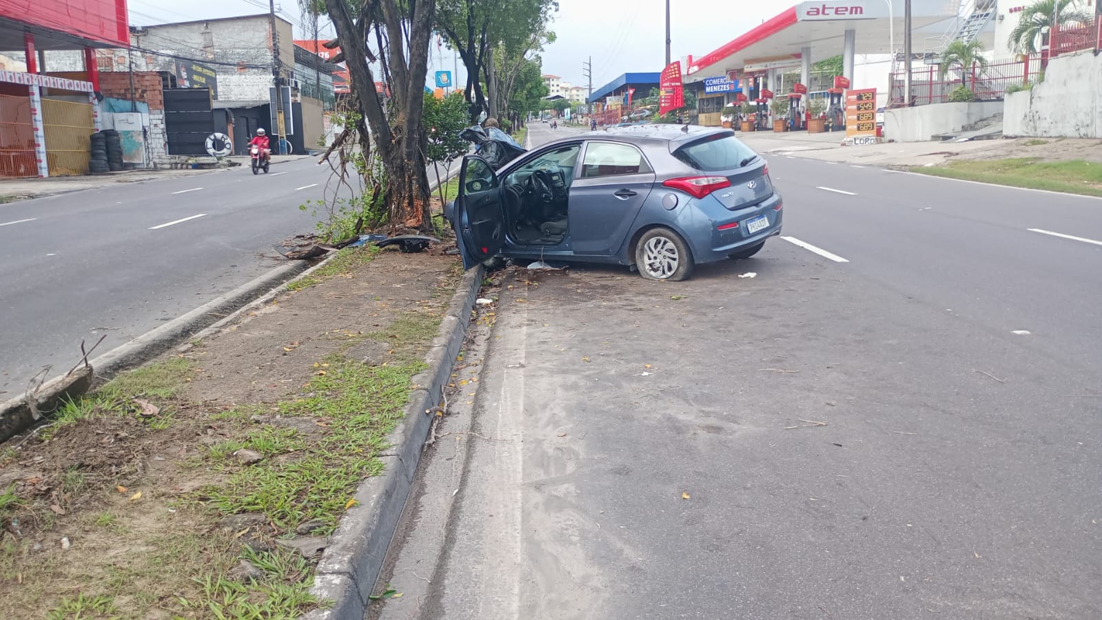 Motorista fica ferido após carro atingir árvore na Av. Cosme Ferreira