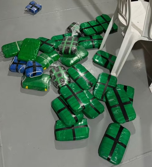 Dupla é presa com 29 kg de drogas em embarcação no interior do Amazonas