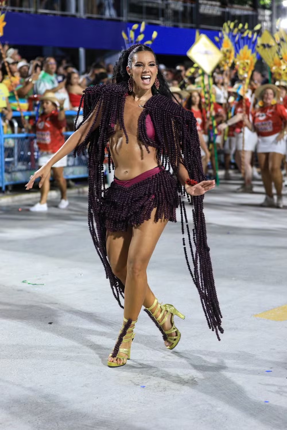 José Loreto 'baba' por Alane durante ensaio da Grande Rio