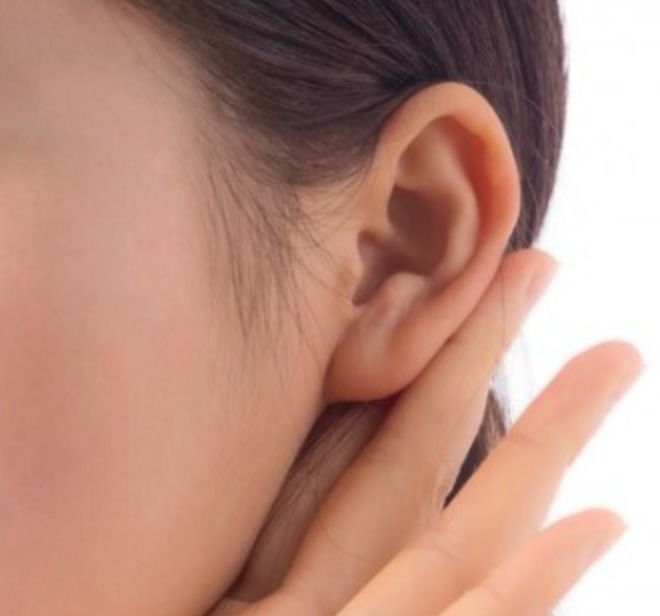 Mulher arranca orelha de rival a dentadas