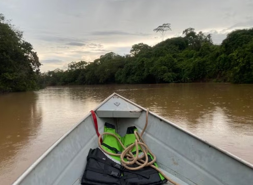 Jovem se desequilibra, cai de canoa e desaparece nas águas de rio