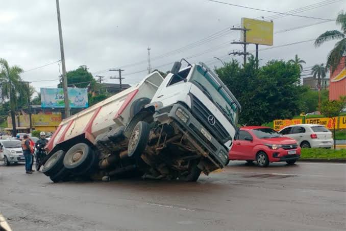 Caminhão tomba e deixa trânsito complicado na Av. Torquato Tapajós 