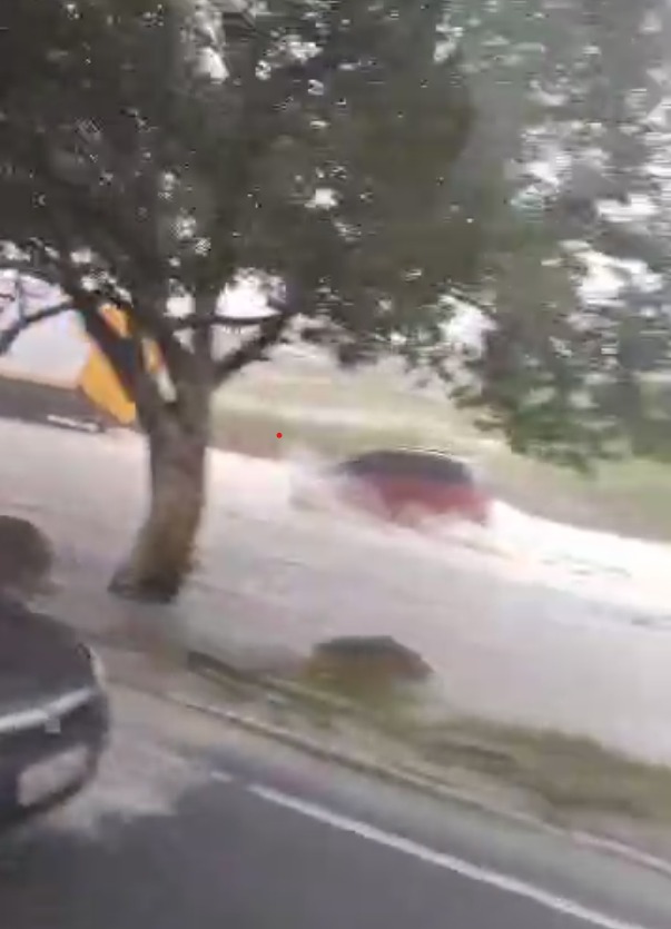 Temporal deixa muros prestes a desabar em Manaus