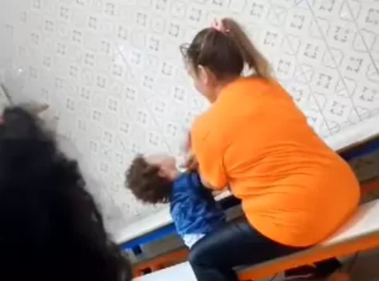 Diretora de creche que agrediu criança é presa