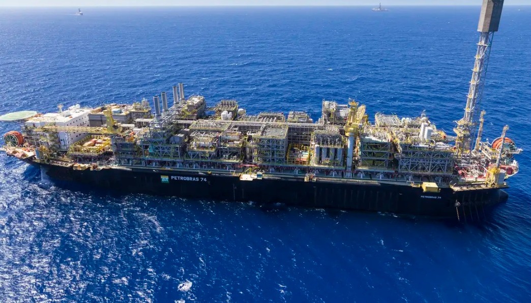 Petrobras descobre nova camada de óleo em área de pré-sal 