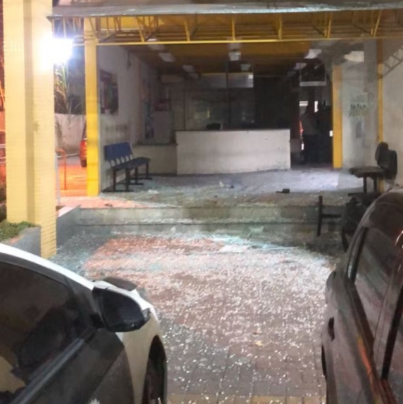 Criminosos atacam delegacia a tiros para tentar resgatar traficante no Rio