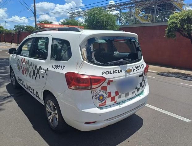 Homem preso quebra vidro de viatura e morre ao pular de pontilhão