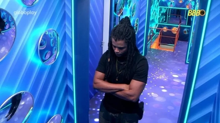 Diogo escuta atrás da porta Vinícius e Eva falando de Vilma