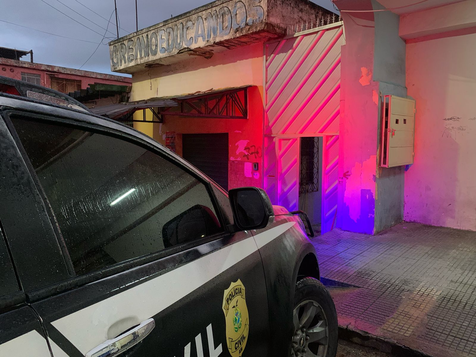 Homem leva choque e morre enquanto consertava calha de casa no Educandos