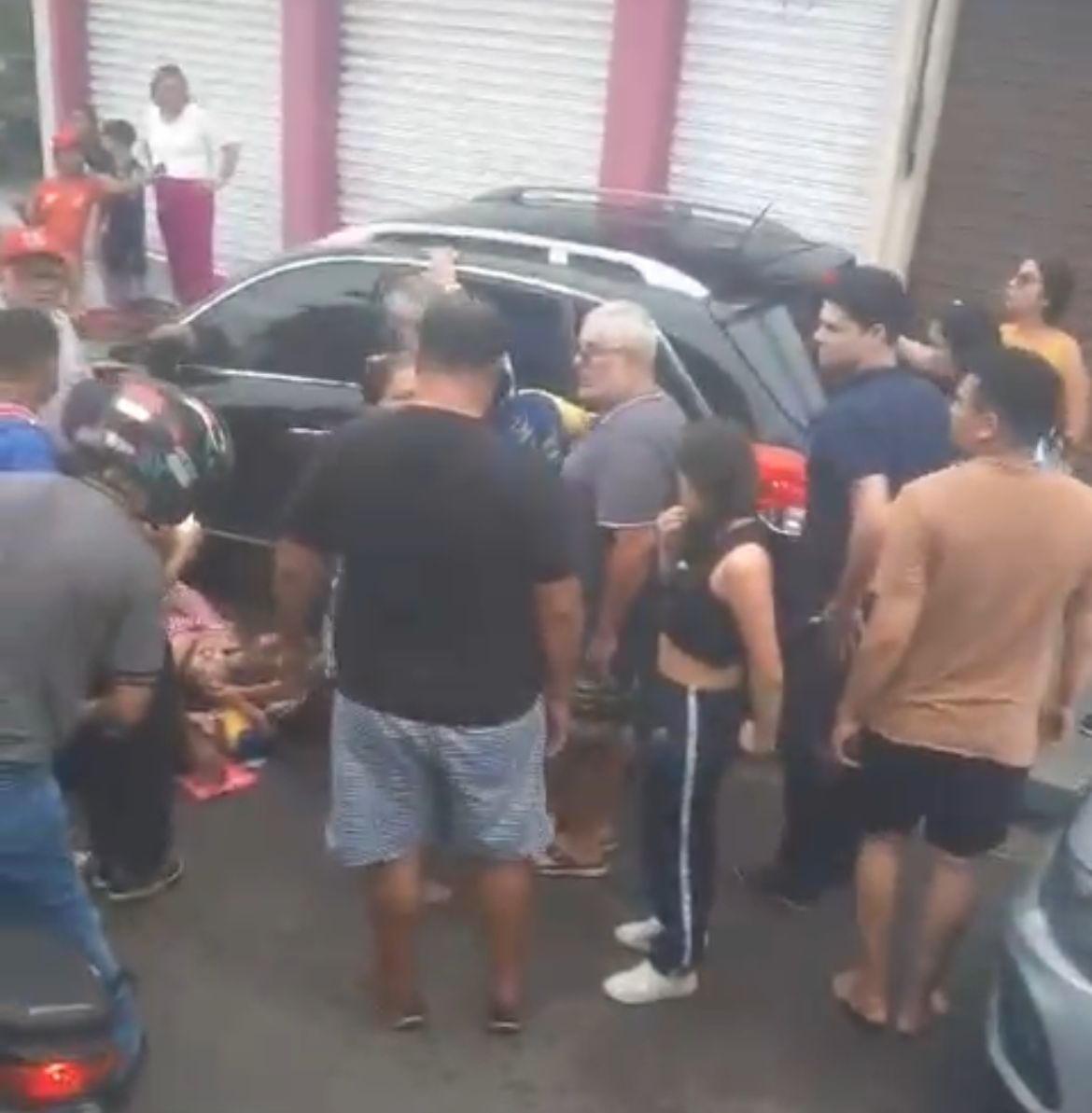 Carro perde o controle e atropela mãe e filho em Manaus