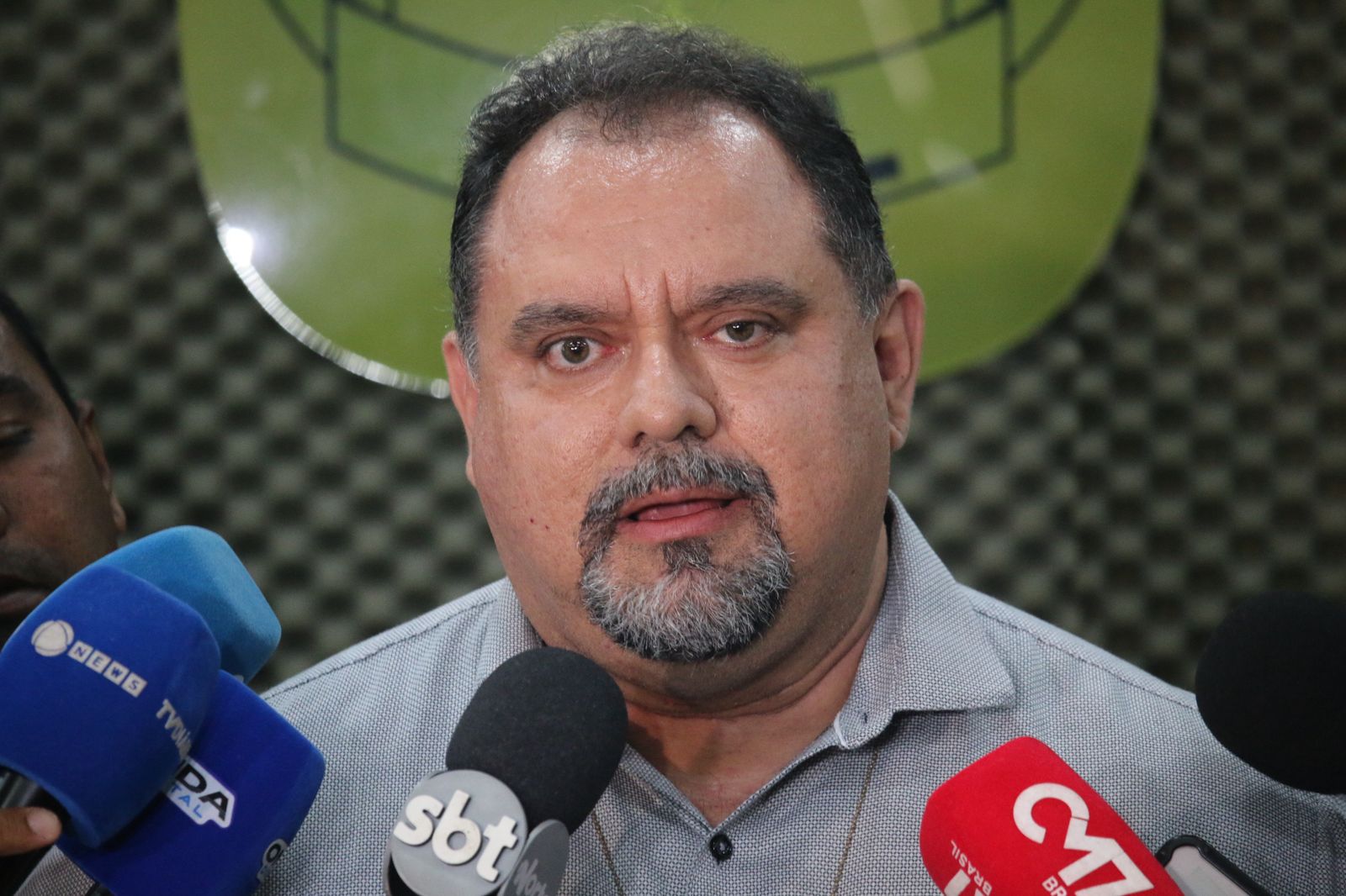 Mãe vende filha de 11 anos por R$ 100 e menina engravida de abusador em Envira