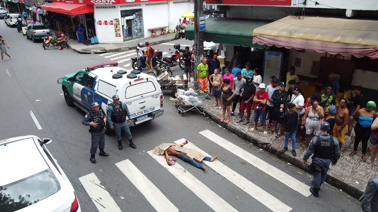 Fotos: Venezuelano morre em avenida após ser esfaqueado no Coroado