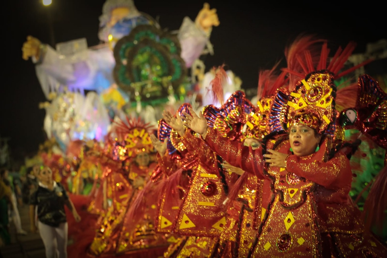 Desfiles das escolas de samba iniciam no sambódromo nesta quinta-feira