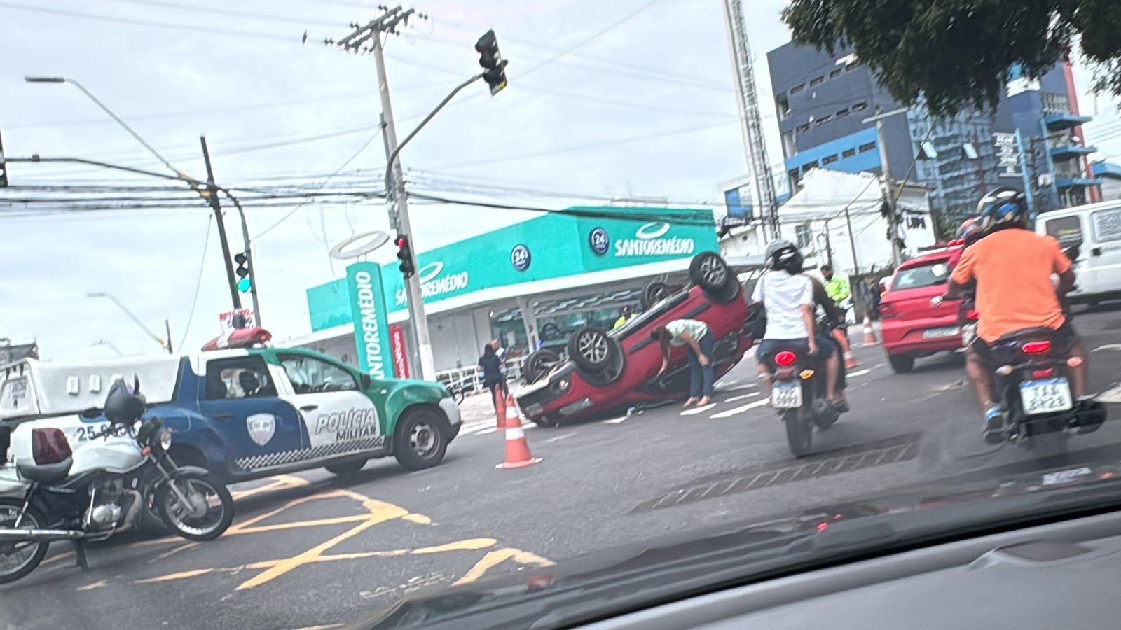 Carro capota na Av. Leonardo Malcher e trava trânsito no Centro