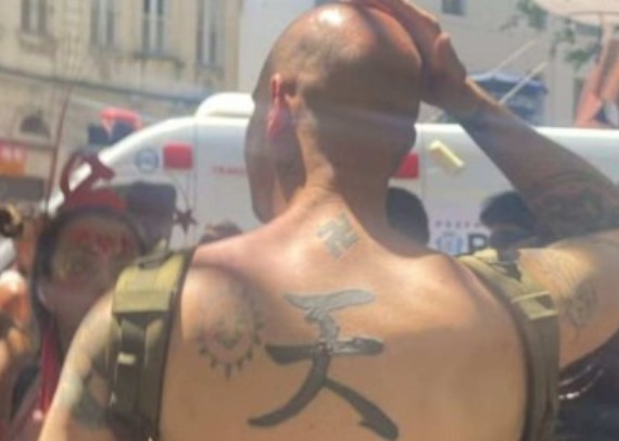 Estrangeiro com tatuagem de suástica é agredido em bloco de carnaval no Rio