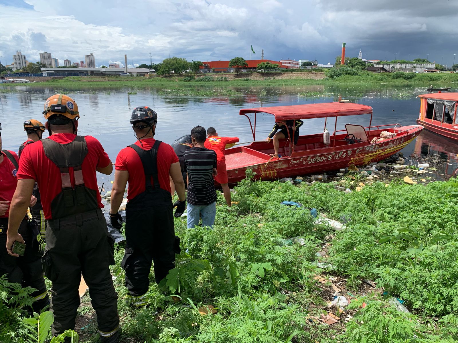 Jovem é encontrado morto em igarapé após sumir de bloco em Manaus