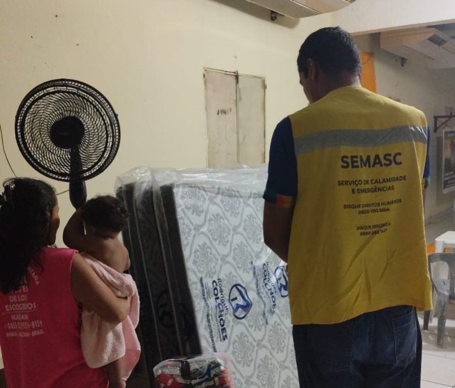 Famílias atingidas por chuva em Manaus são atendidas pela Prefeitura