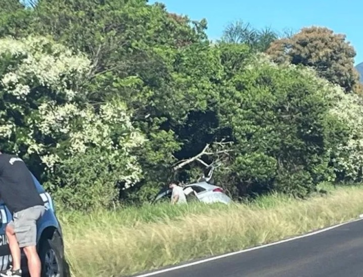 Mulher sofre acidente, sai de carro para pedir ajuda e morre atropelada