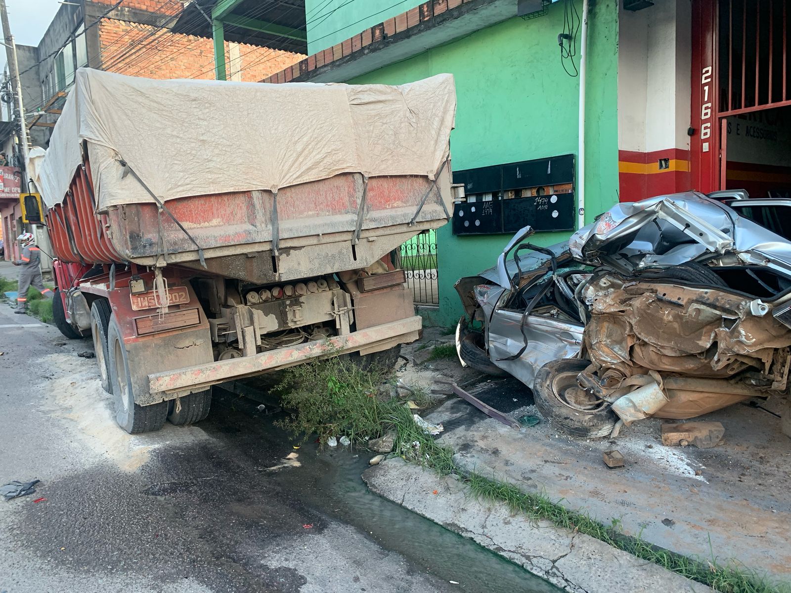 Caçamba desgovernada destrói carros em Manaus