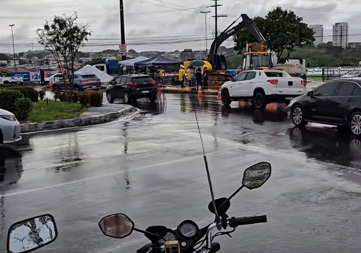 Rotas de ônibus são alteradas após adutora se romper na Av. Coronel Teixeira
