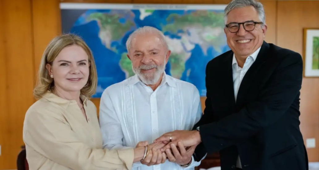 Gleisi Hoffmann cita isenção do IR como prioridade da agenda política