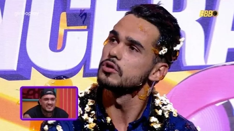 João Gabriel reclama de Pipocômetro e leva invertida de Tadeu Schmidt