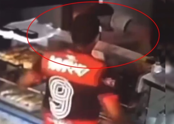Homem joga café quente em atendente após pedido de fiado ser negado 