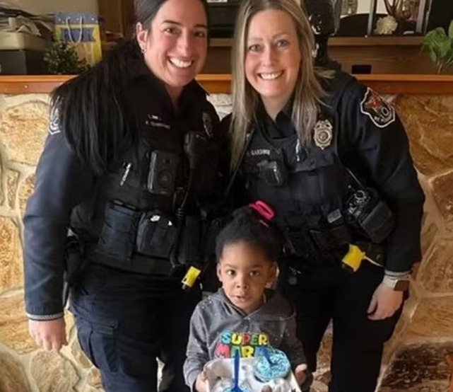 Criança liga para a polícia pedindo prisão da mãe por comer seu sorvete