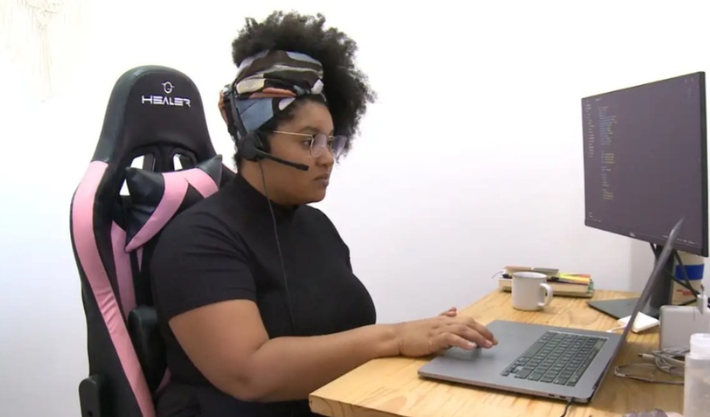 Ação oferece 3,1 mil bolsas para mulheres em programação e dados