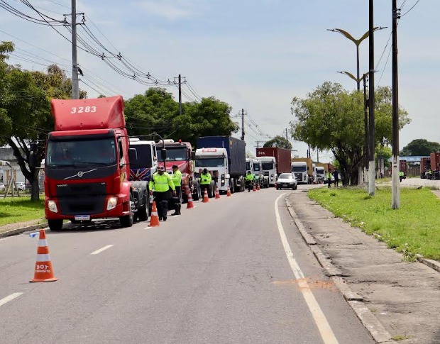 Fiscalização autua caminhões e carretas na avenida Rodrigo Otávio