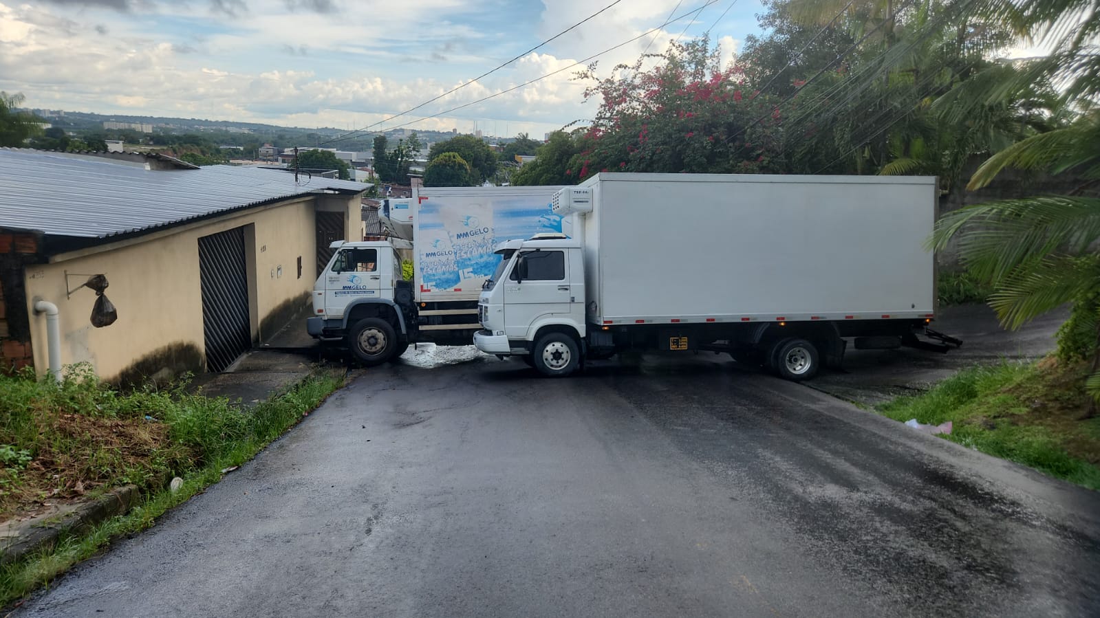 Caminhão bloqueia rua após falha nos freios em ladeira em Manaus