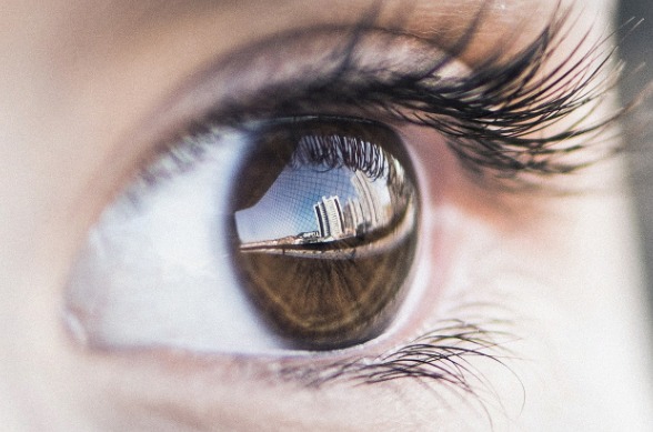 Adolescente fica cego após brincadeira com barra de ferro em escola 