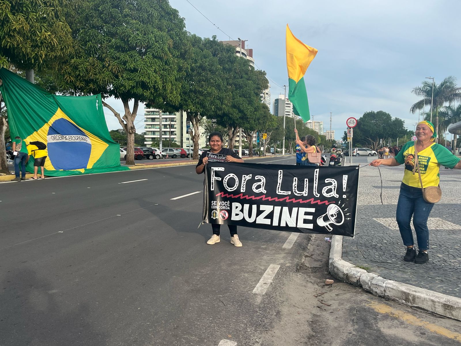 Ato em Manaus reúne 26 apoiadores de Bolsonaro na Ponta Negra