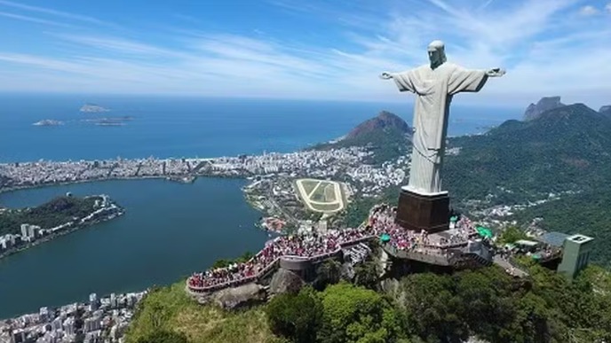 Turista passa mal em escadaria do Cristo Redentor e morre 
