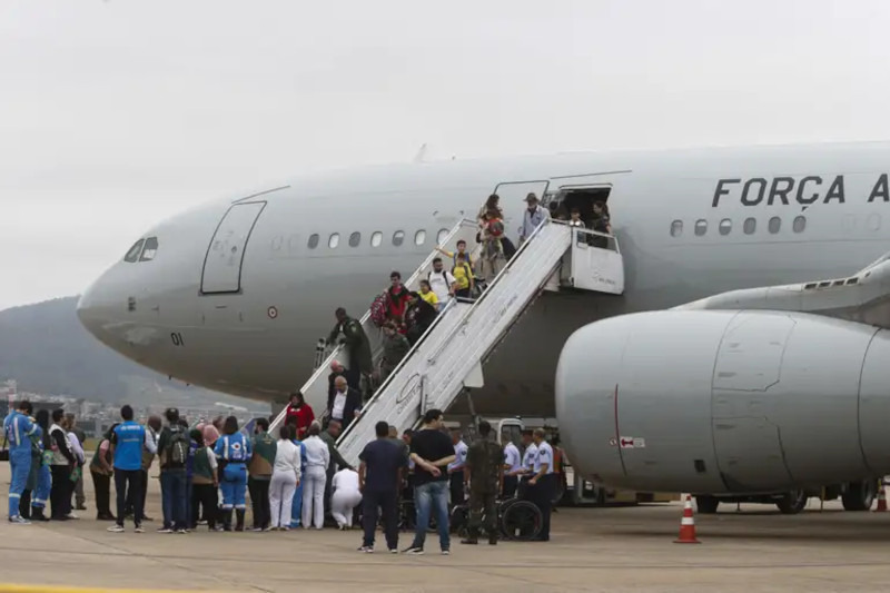 Mais 135 deportados dos EUA chegam ao Brasil
