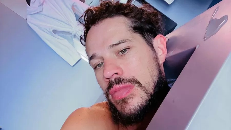 José Loreto posta foto nu e causa alvoroço na internet