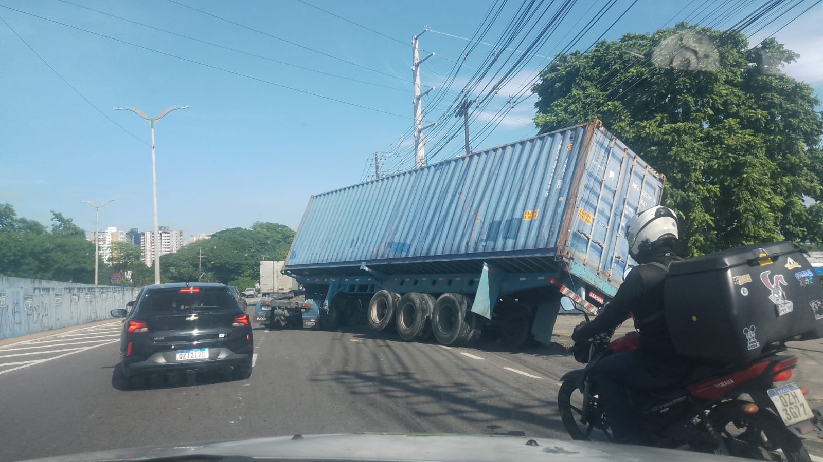 Contêiner tomba na Avenida Efigênio Salles e complica trânsito