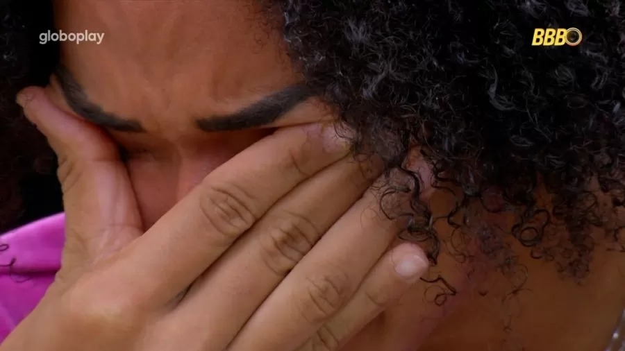 Aline chora após ser acusada por Vilma de ter armado contra Diogo Almeida