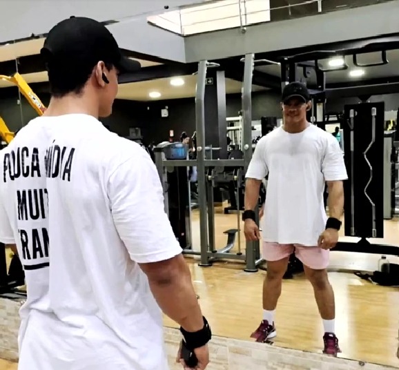 Fisiculturista morre aos 32 anos após uso de anabolizantes, diz família