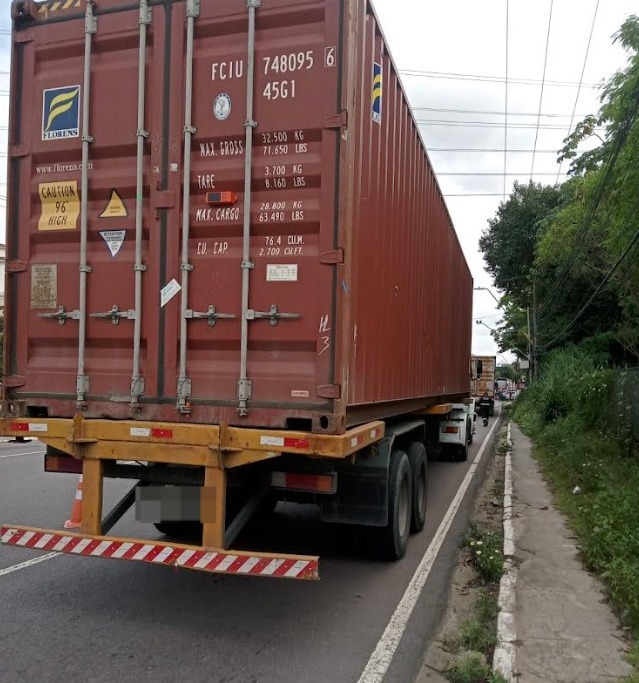 Adolescente é apreendido ao ser flagrado dirigindo carreta em Manaus